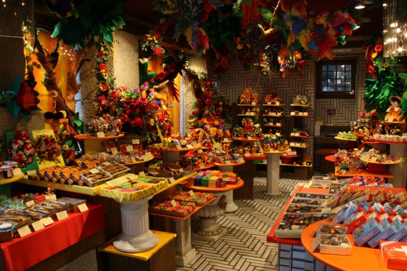 vitrine-LE THORONET-min_candy_store_chocolate_shop_chocolate_switzerland-393515