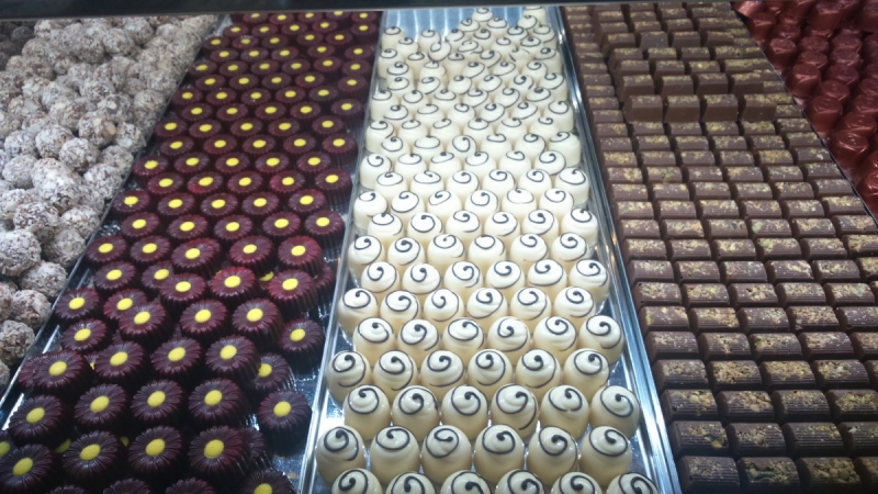 vitrine-LE THORONET-min_chocolates_milk_chocolate_white_chocolate_truffles_candy_food_treat_cacao-1213769